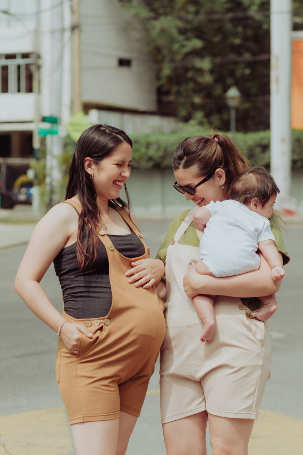 Mujeres usando un overol short en color beige y camello.