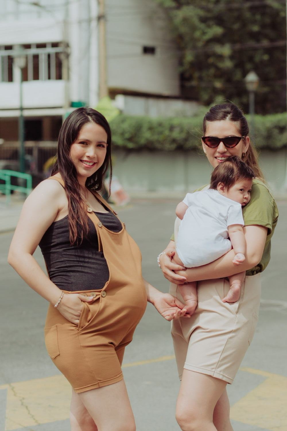 Mujeres usando un overol short en color beige y camello.