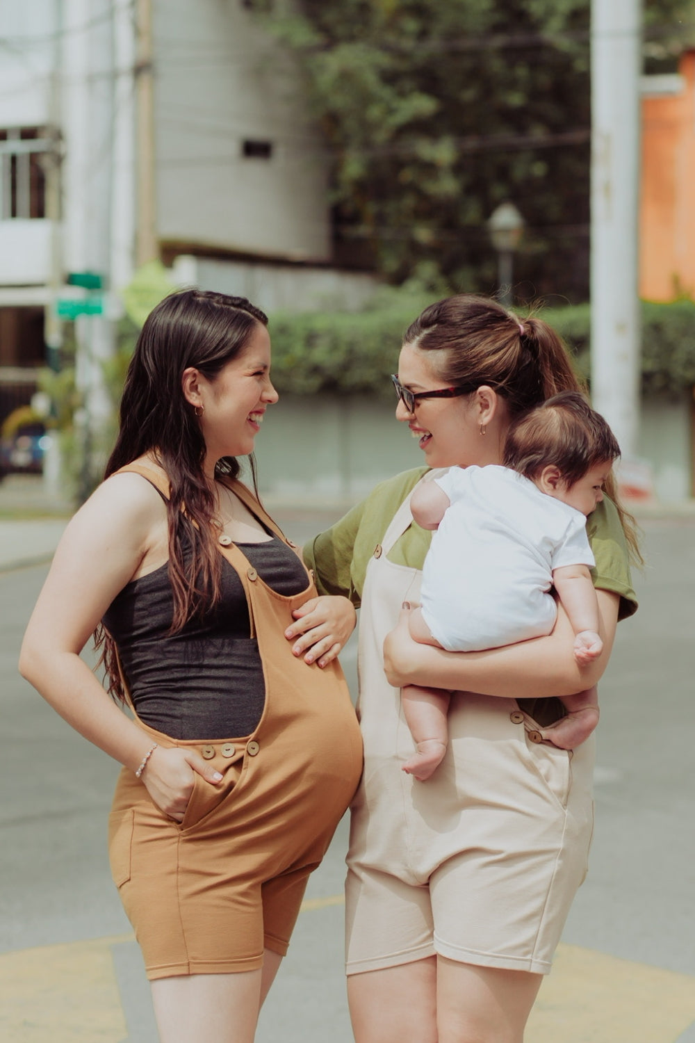 Mujeres usando un overol short en color beige y camello.