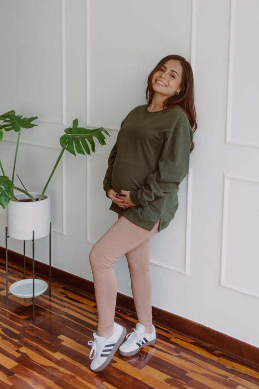 Mujer embarazada usando unos leggins en color macchiato.