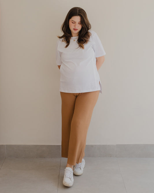 Mujer embarazada usando un pantalón palazzo color dark camel.