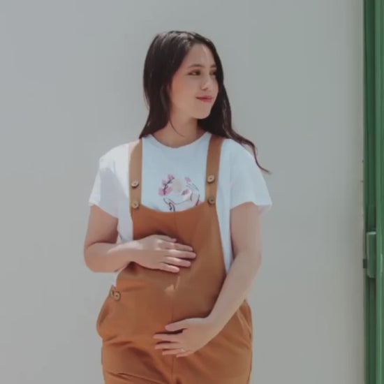 Mujeres usando un overol short en color beige y camello.