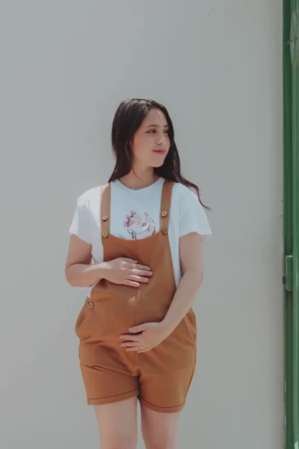 Mujeres usando un overol short en color beige y camello.